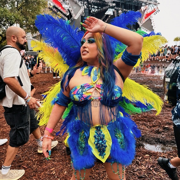 Tasteful Girls Custom Outfit - Picture 2 of 4